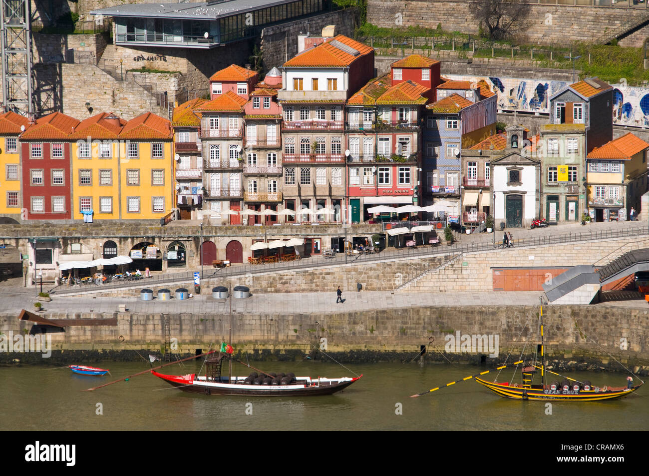 Bâtiments sur les rives du Rio Douro, Porto, Portugal, Europe Banque D'Images