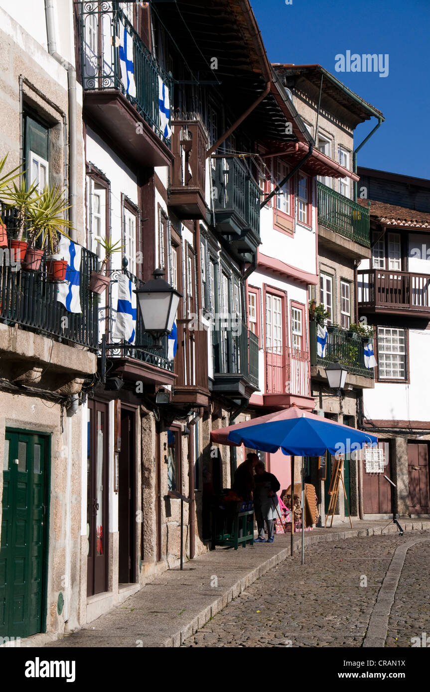 Maisons avec de petites boutiques, de la vieille ville, site du patrimoine mondial de l'UNESCO, Guimarães, Portugal, Europe Banque D'Images