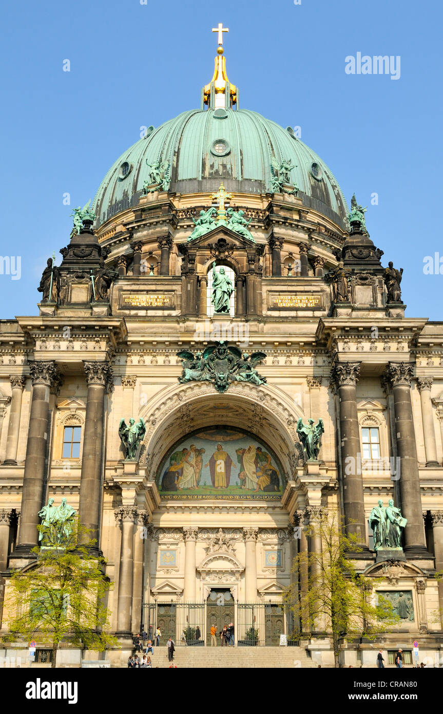 Entrée principale et le dôme de la cathédrale de Berlin, l'île aux musées, classée au Patrimoine Mondial, Berlin, Germany, Europe Banque D'Images