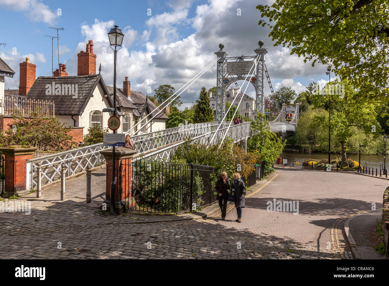 La rivière Dee à Chester avec le Queens Park pont construit en 1823. Banque D'Images