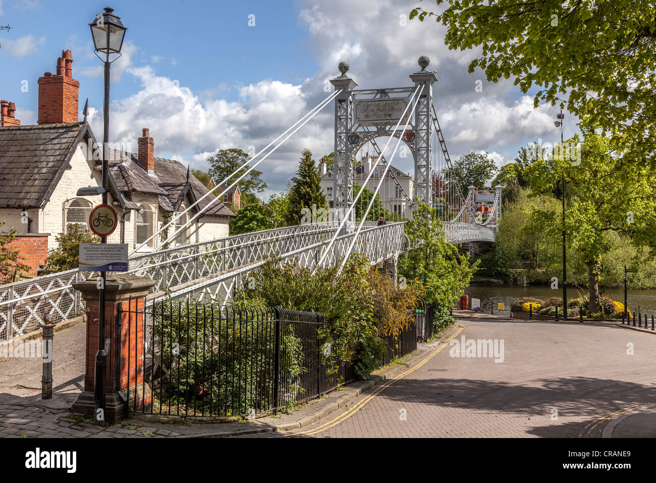 La rivière Dee à Chester avec le Queens Park pont construit en 1823. Banque D'Images