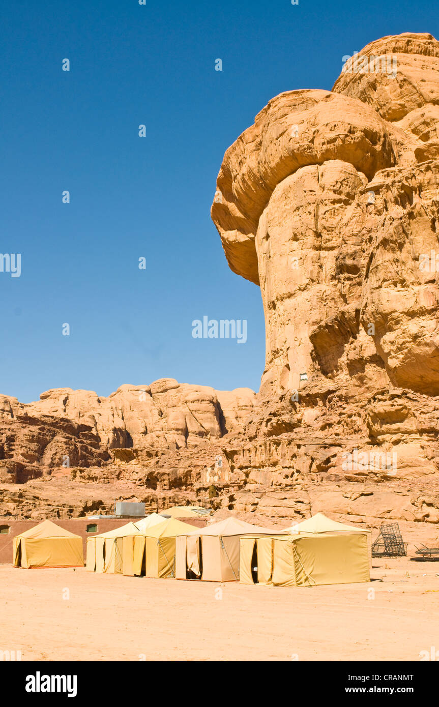 Des tentes dans le désert, Wadi Rum, Jordanie, Moyen-Orient Banque D'Images