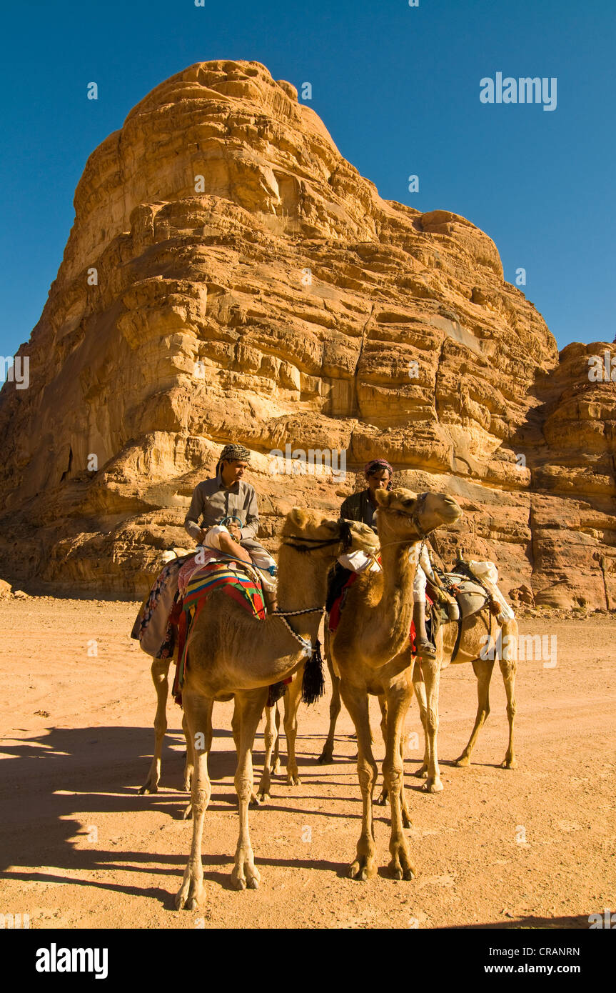 Les bédouins avec des chameaux dans le désert, Wadi Rum, Jordanie, Moyen-Orient Banque D'Images