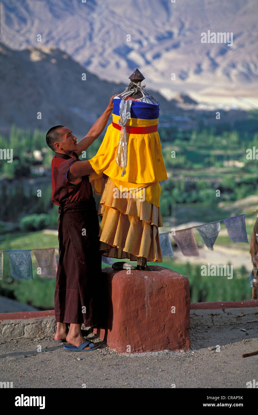 Le moine bouddhiste, monastère de Likir, Jammu-et-Cachemire, Ladakh, Himalaya indien, l'Inde du nord, Inde, Asie Banque D'Images