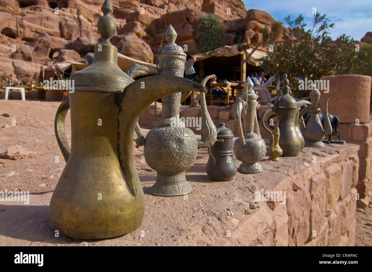 Vieux pots à vendre comme souvenirs, Petra, Jordanie, Moyen-Orient, Asie Banque D'Images