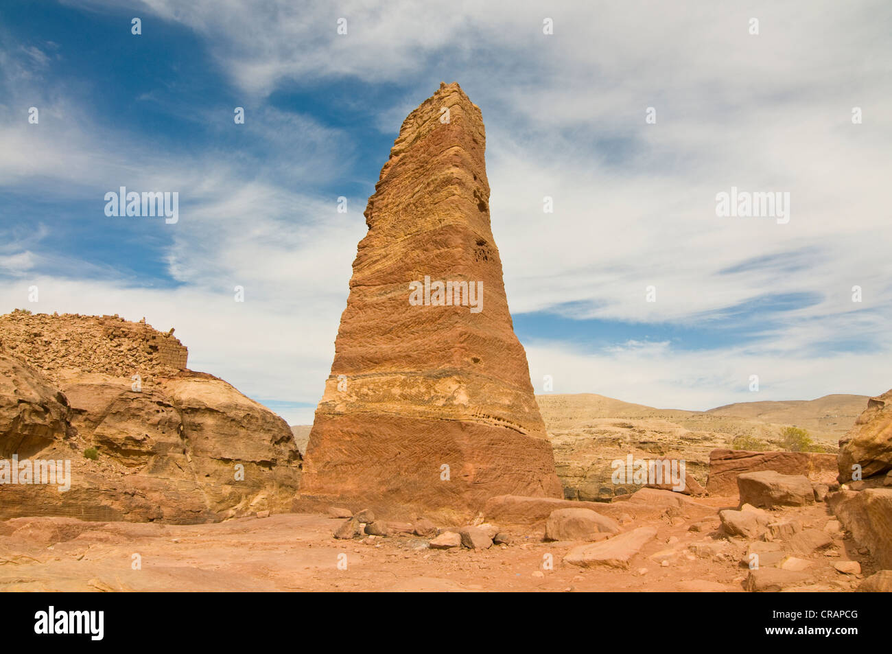 Obélisque dans le paysage rocheux de Petra, Jordanie, Moyen-Orient Banque D'Images