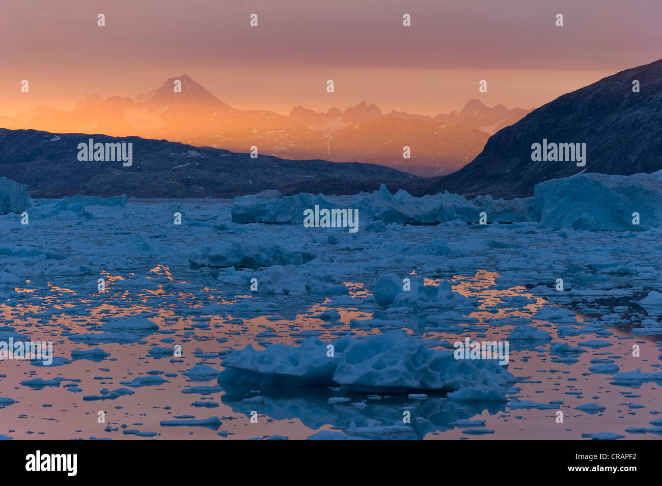 Soleil de minuit, la glace et les icebergs, Johan Petersen Fjord, Est du Groenland, Greenland Banque D'Images