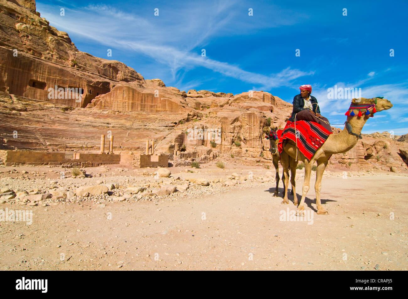 L'homme monté sur un chameau, Petra, Jordanie, Moyen-Orient Banque D'Images