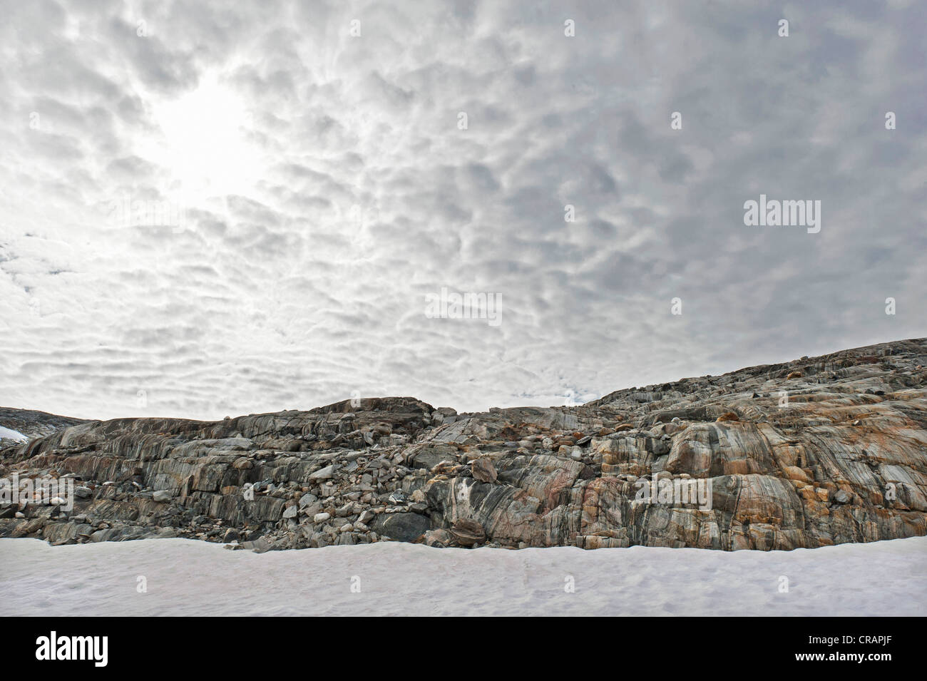 Rocks et ciel nuageux, Mittivakkat, Glacier de l'île d'Ammassalik, Est du Groenland Banque D'Images