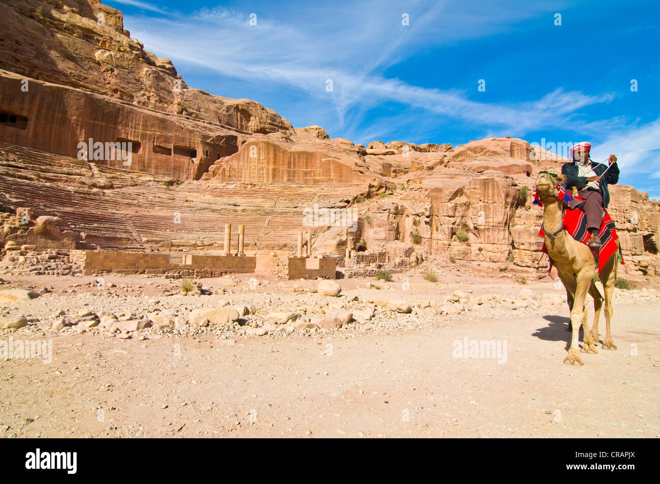 L'homme monté sur un chameau, Petra, Jordanie, Moyen-Orient Banque D'Images