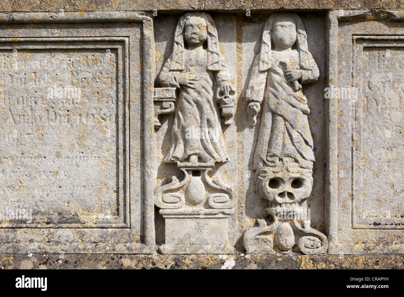 Sculptures du Mémorial sculpté avec skulls on Bartholemews sur l'église St haut de la colline, Churchdown choisi, Gloucestershire Banque D'Images