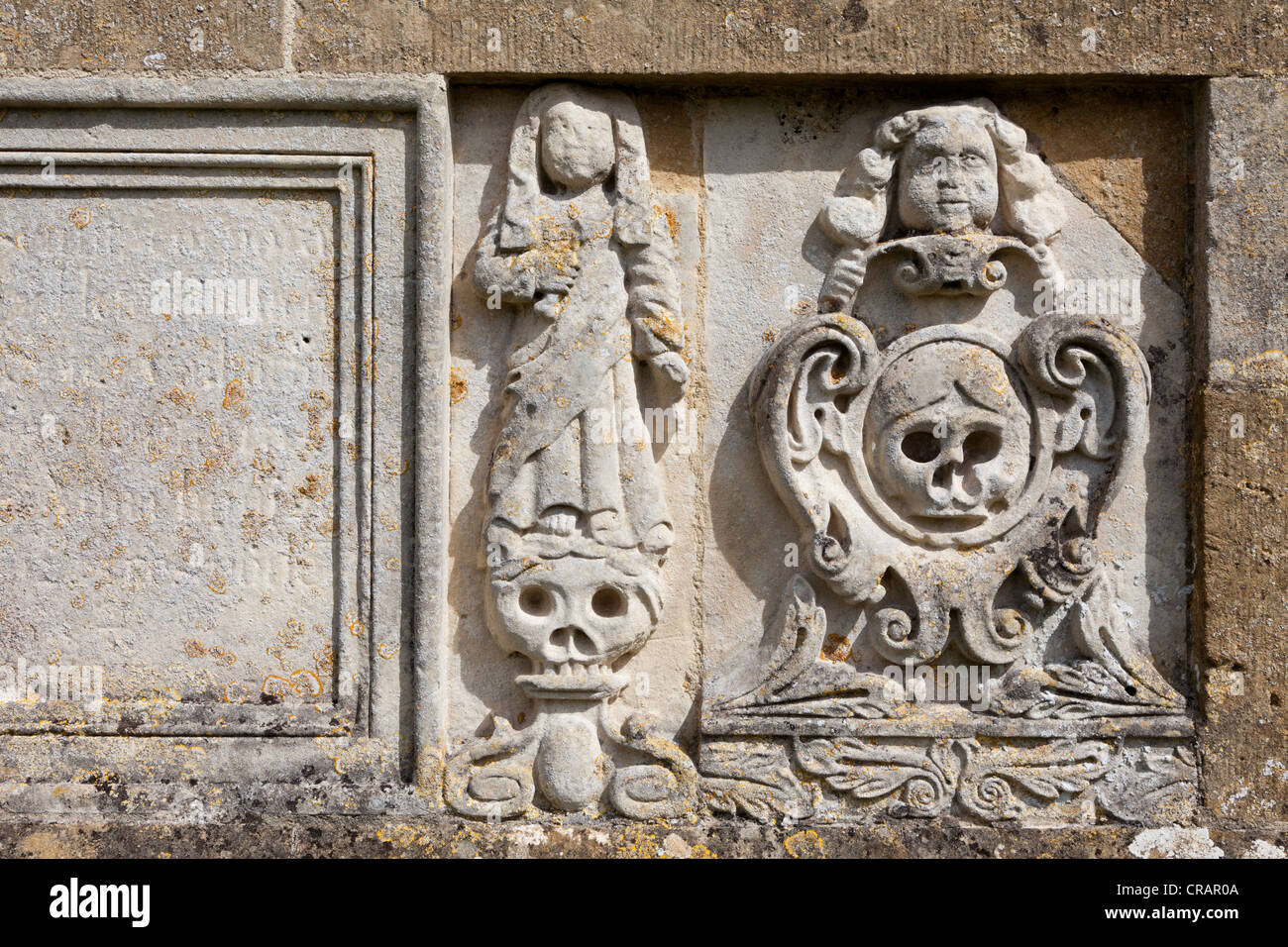 Sculptures du Mémorial sculpté avec skulls on Bartholemews sur l'église St haut de la colline, Churchdown choisi, Gloucestershire Banque D'Images