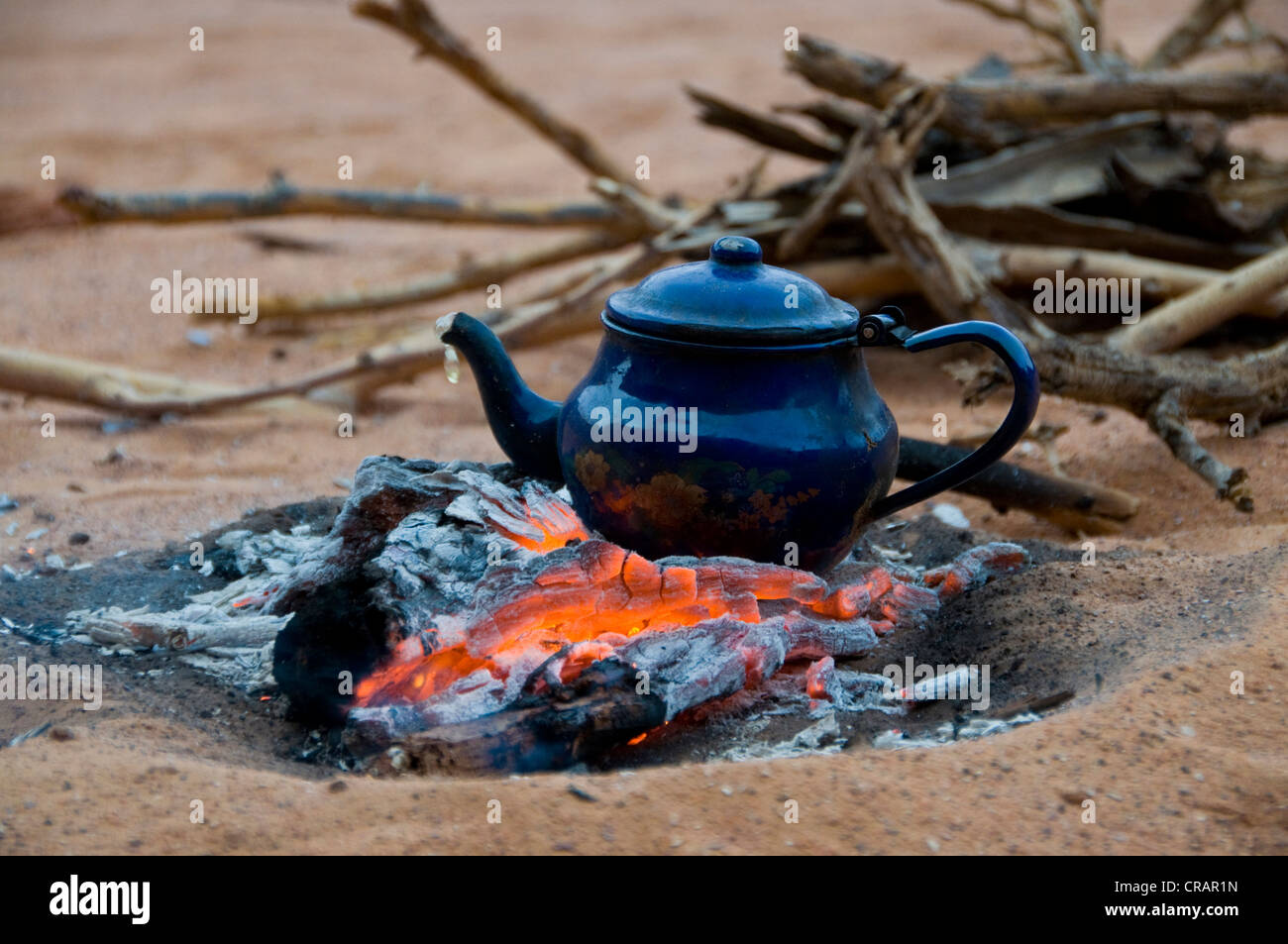 Pot de thé sur un feu de camp, Tadrat, Algérie, Afrique Banque D'Images