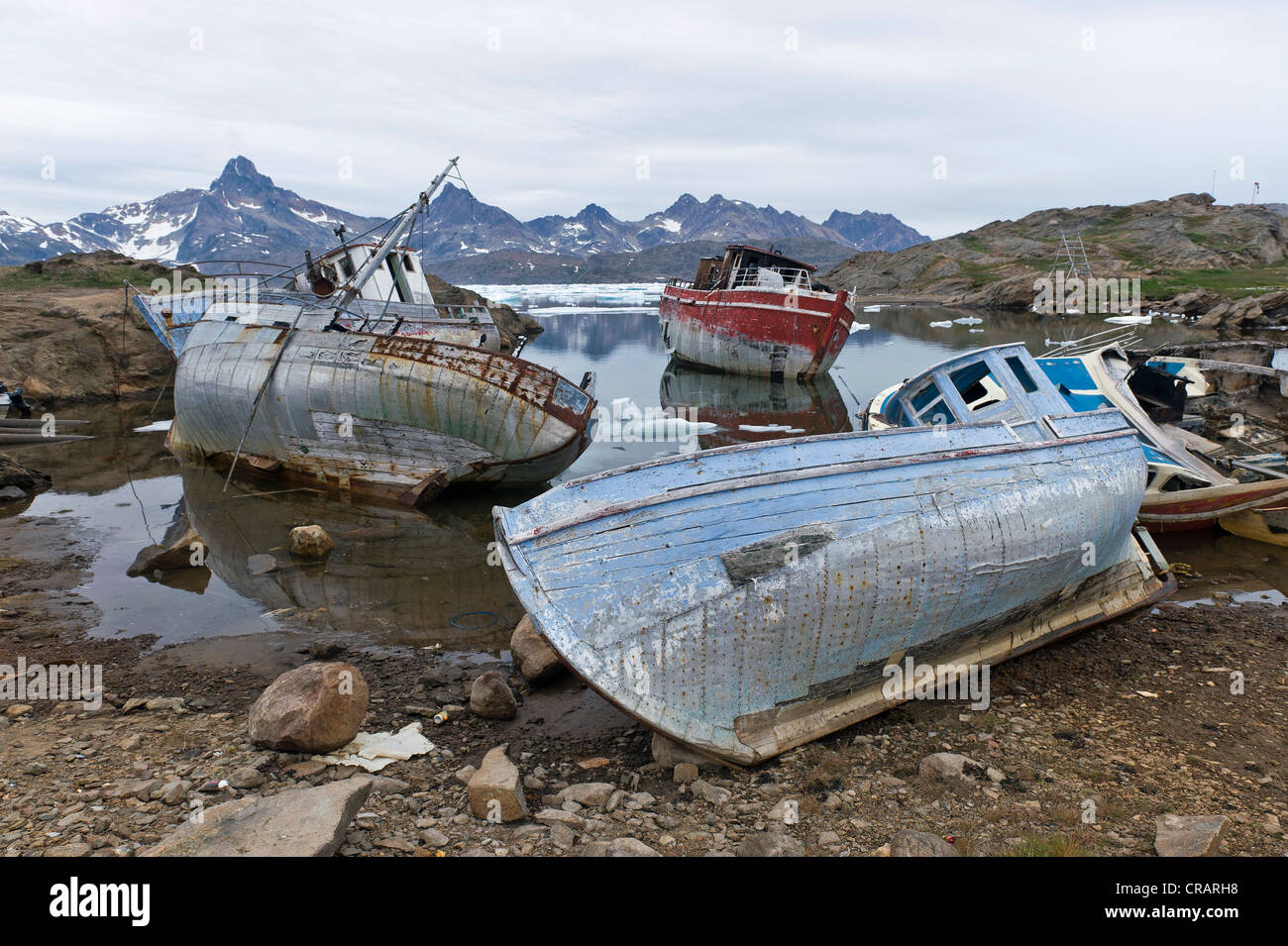 Vieux bateaux, Tasiilaq, également connu sous le nom de l'Est du Groenland, Ammassalik, Groenland Banque D'Images