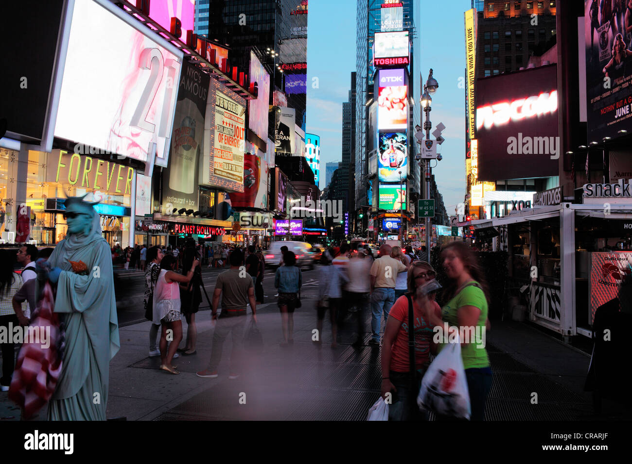 La VILLE DE NEW YORK, USA - 8 juin : temps d'exposition des personnes à Times Square. 8 juin 2012 à New York City, USA Banque D'Images