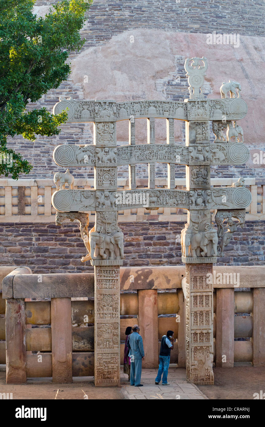 Porte d'entrée, les stupas de Sanchi, UNESCO World Heritage site, construit par le roi Asoka, dynastie Maurya, Sanchi Banque D'Images