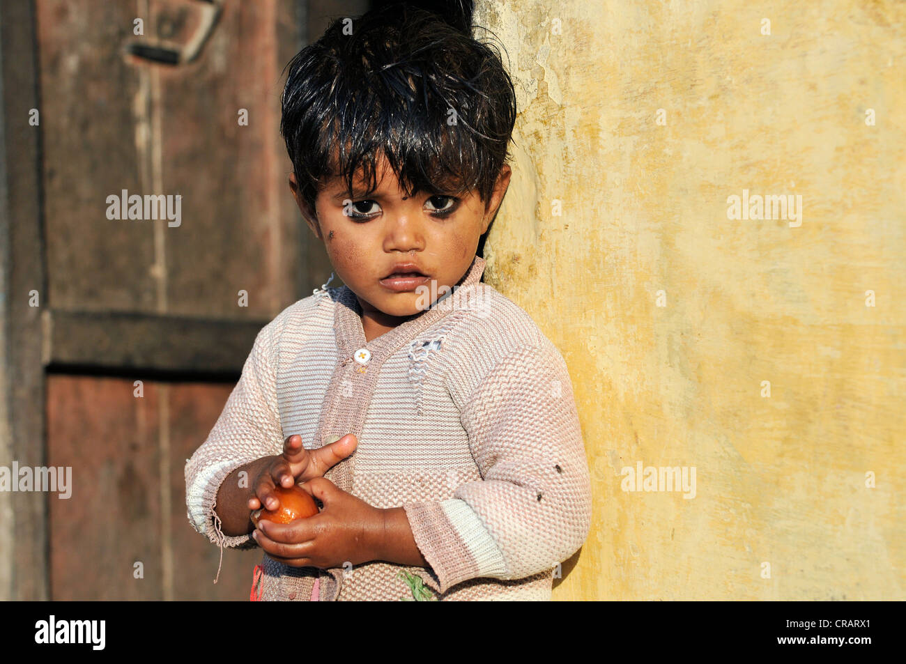 Petit garçon avec l'Indien Gulab Jamun dessert dans ses mains, portrait, Orchha, Madhya Pradesh, Inde du nord, Inde, Asie Banque D'Images