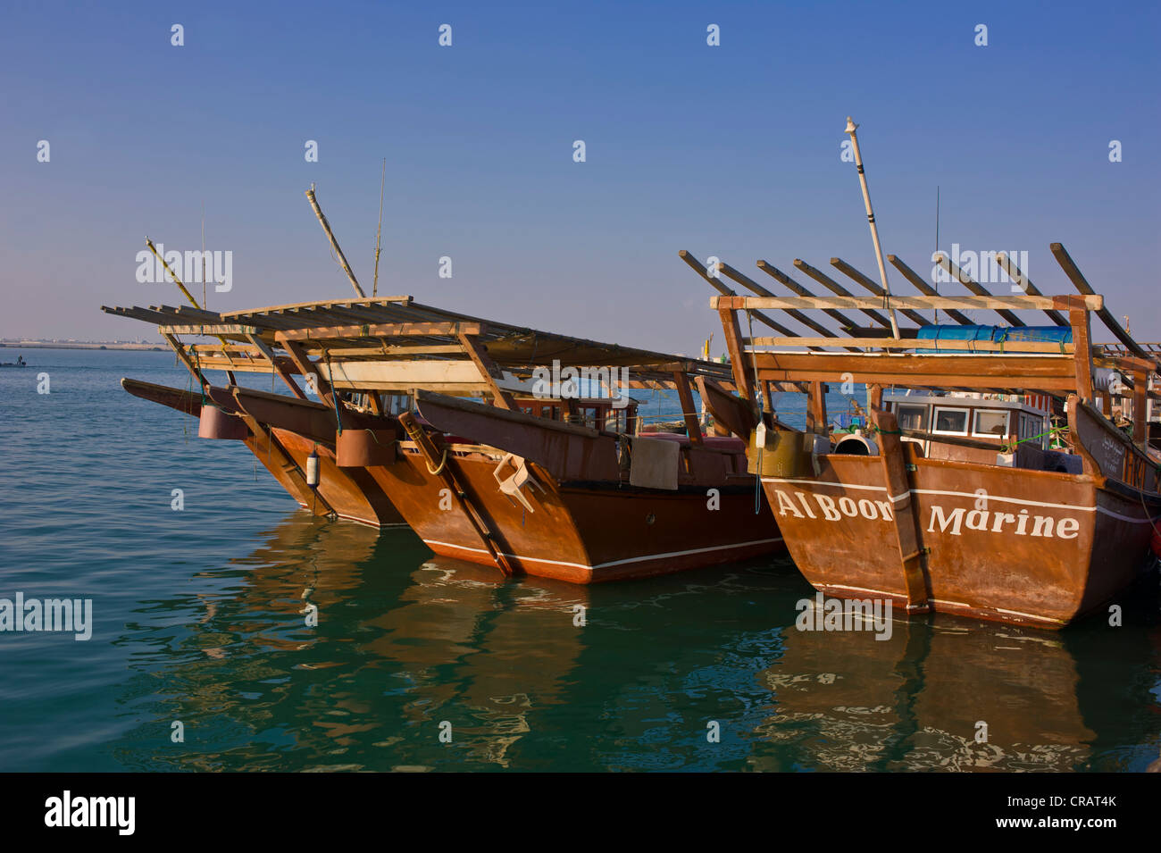 Les dhows dans le port de Khor, Qatar, Péninsule Arabique, au Moyen-Orient Banque D'Images