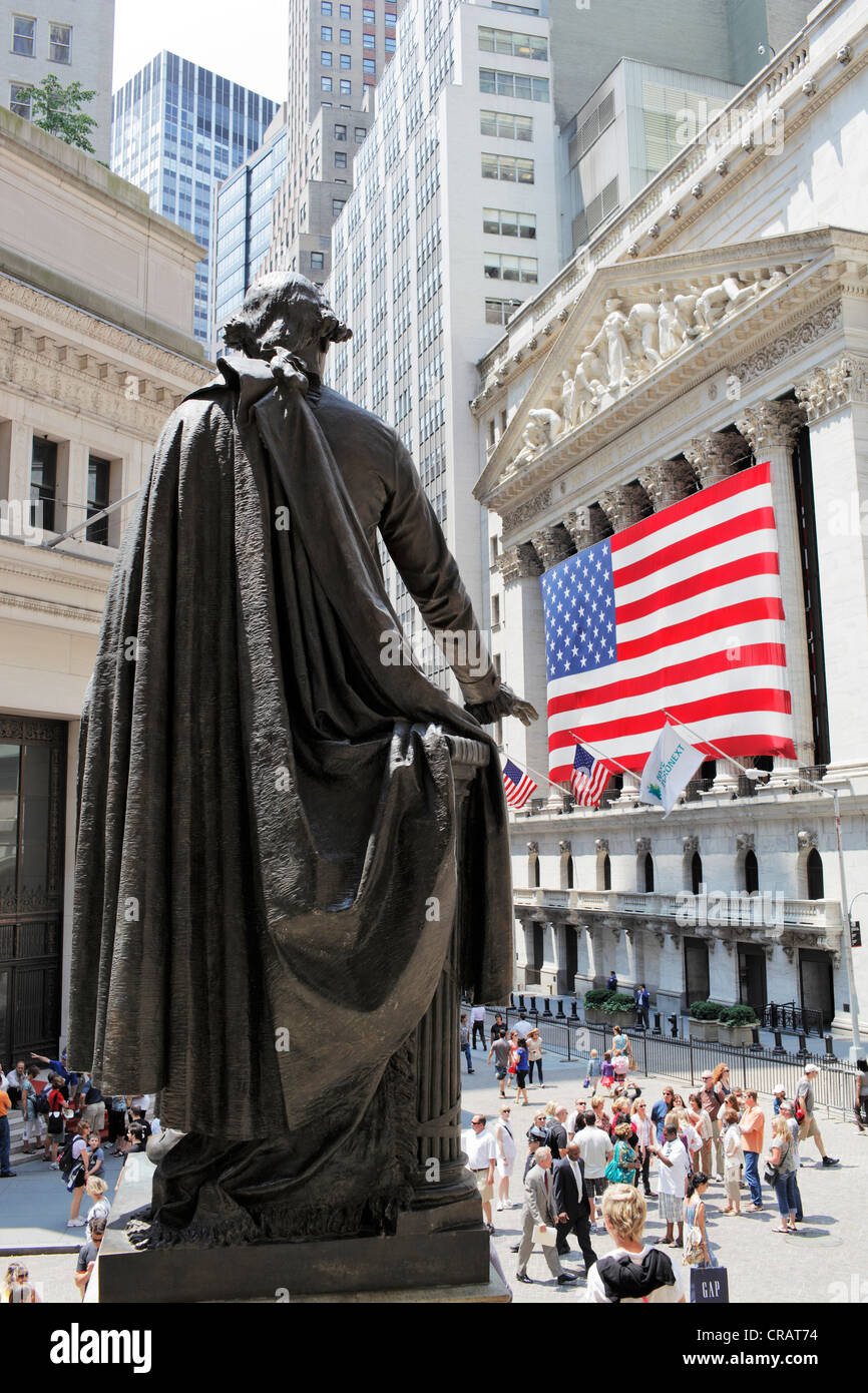 Statue de George Washington veillant sur le New York Stock Exchange (NYSE) immeuble sur Manhattan. Banque D'Images