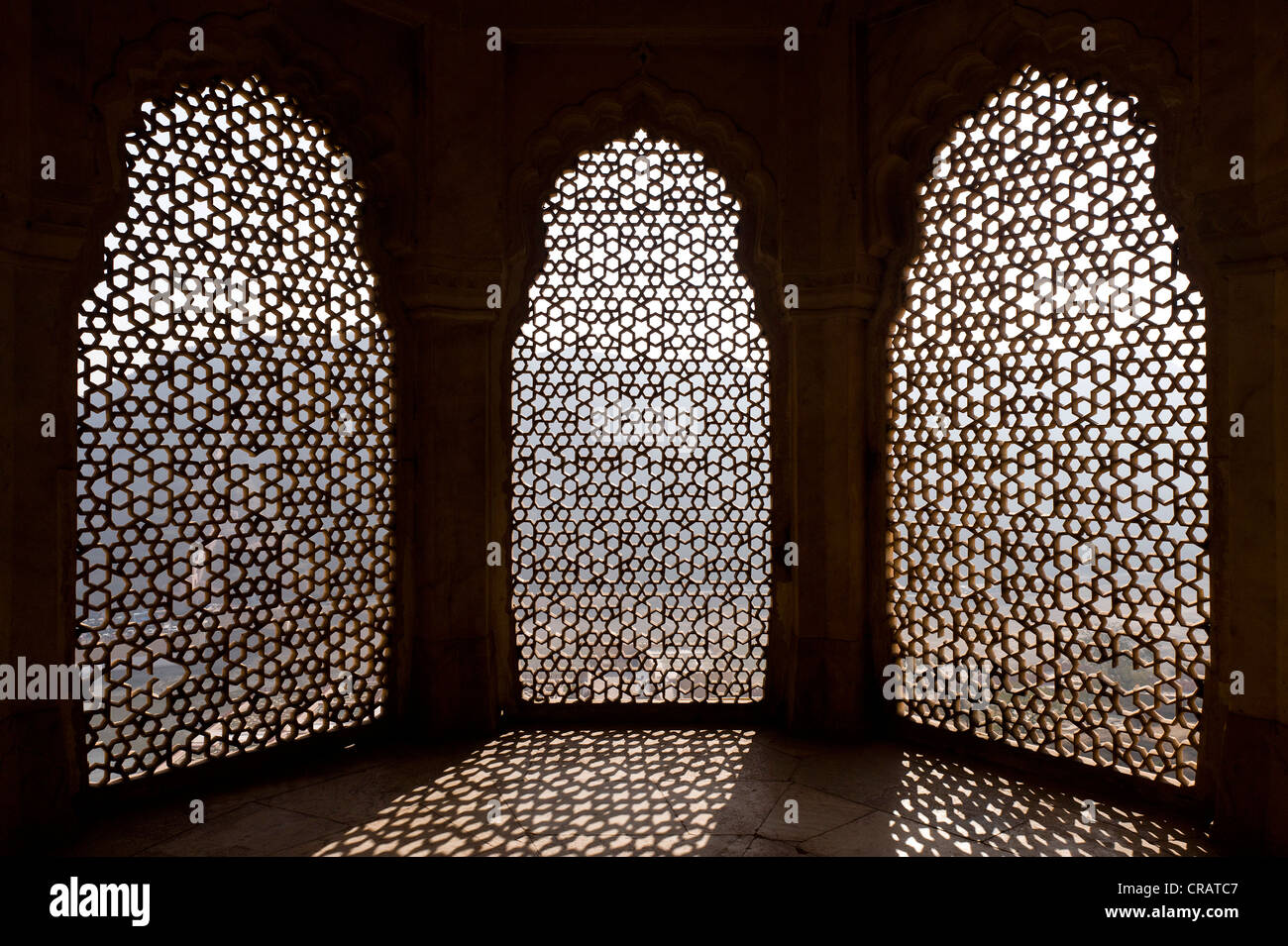 Fenêtre avec une fine maille pierre, Fort Amber, Jaipur, Rajasthan, Inde, Asie Banque D'Images