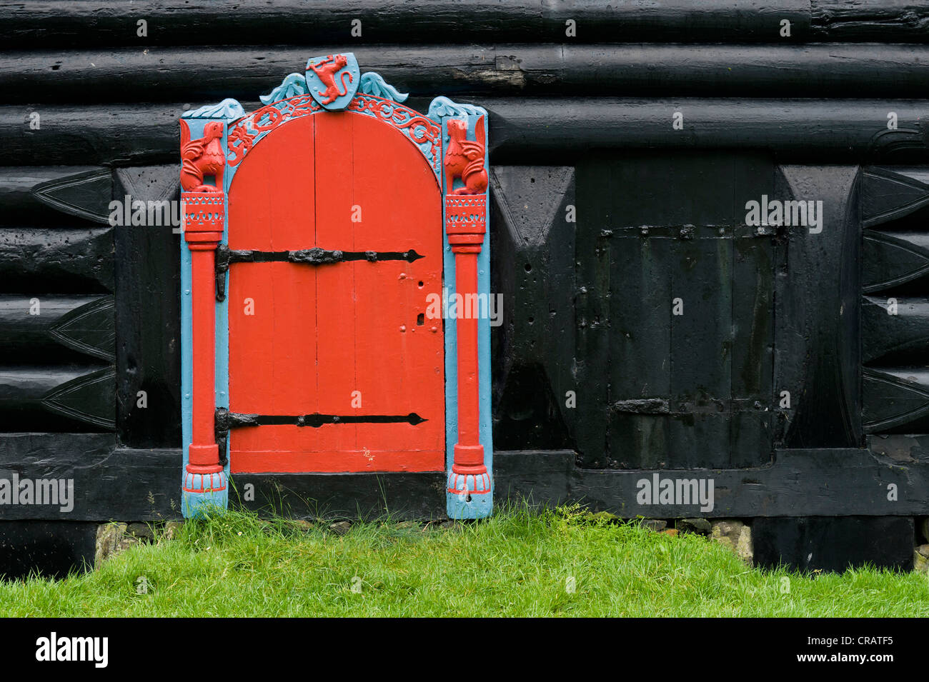 Porte en bois ouvragé, Kirkjubøur, Streymoy, îles Féroé, de l'Atlantique Nord Banque D'Images