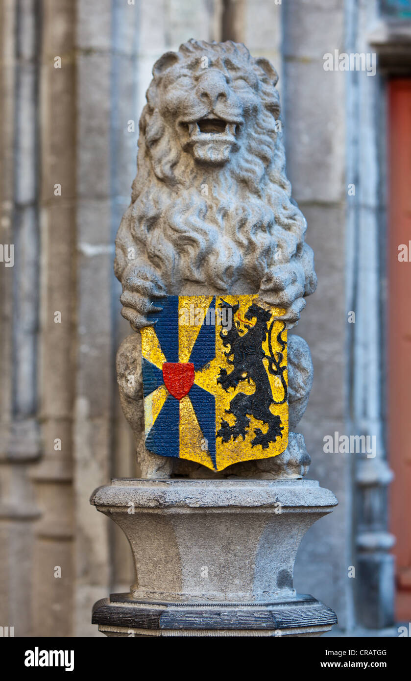 Sculpture du lion avec des armoiries à la basilique du Saint-sang, vieille ville de Bruges, site du patrimoine mondial de l'UNESCO Banque D'Images