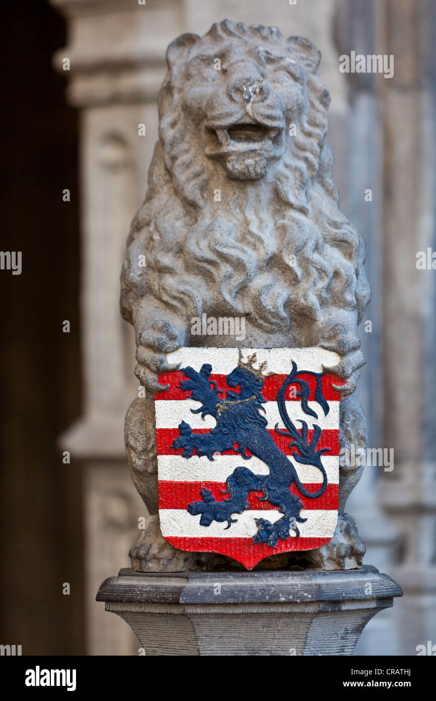 Sculpture du lion avec des armoiries à la basilique du Saint-sang, vieille ville de Bruges, site du patrimoine mondial de l'UNESCO Banque D'Images