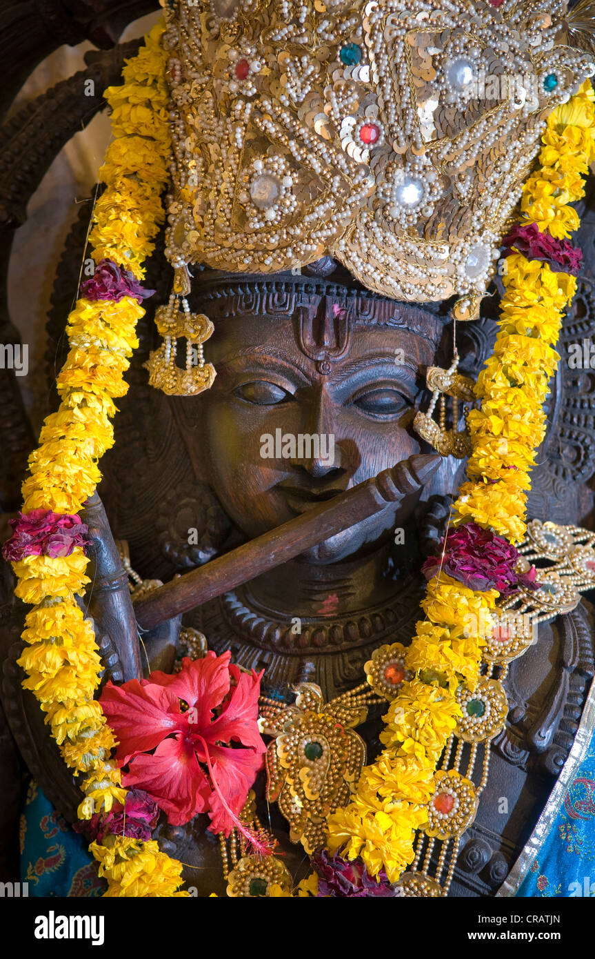 Figure en bois du berger dieu Krishna jouant de sa flûte, Patrimoine Hôtel Ranjit's Svaasa, , l'Inde du Nord, Inde, Asie Banque D'Images