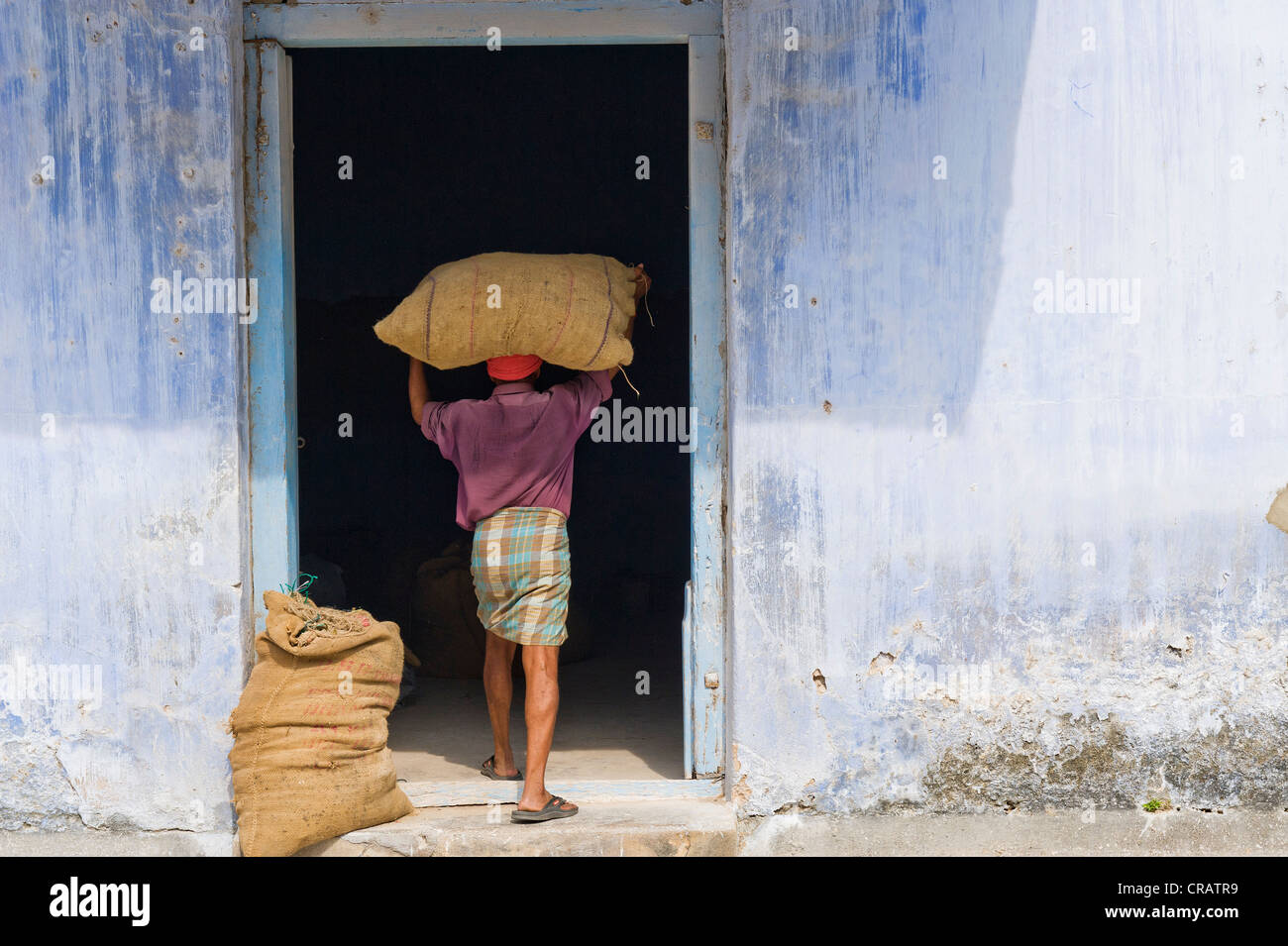 Worker carrying un sac d'épices dans un entrepôt, Juif Ville, Kochi, Kerala, Inde du Sud, Inde, Asie Banque D'Images