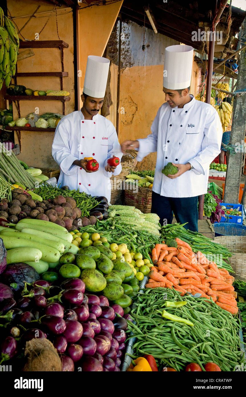 Les chefs du Malabar House Heritage Hotel shopping sur le marché aux légumes, fort Kochi, Kerala, Inde du Sud, Inde, Asie Banque D'Images