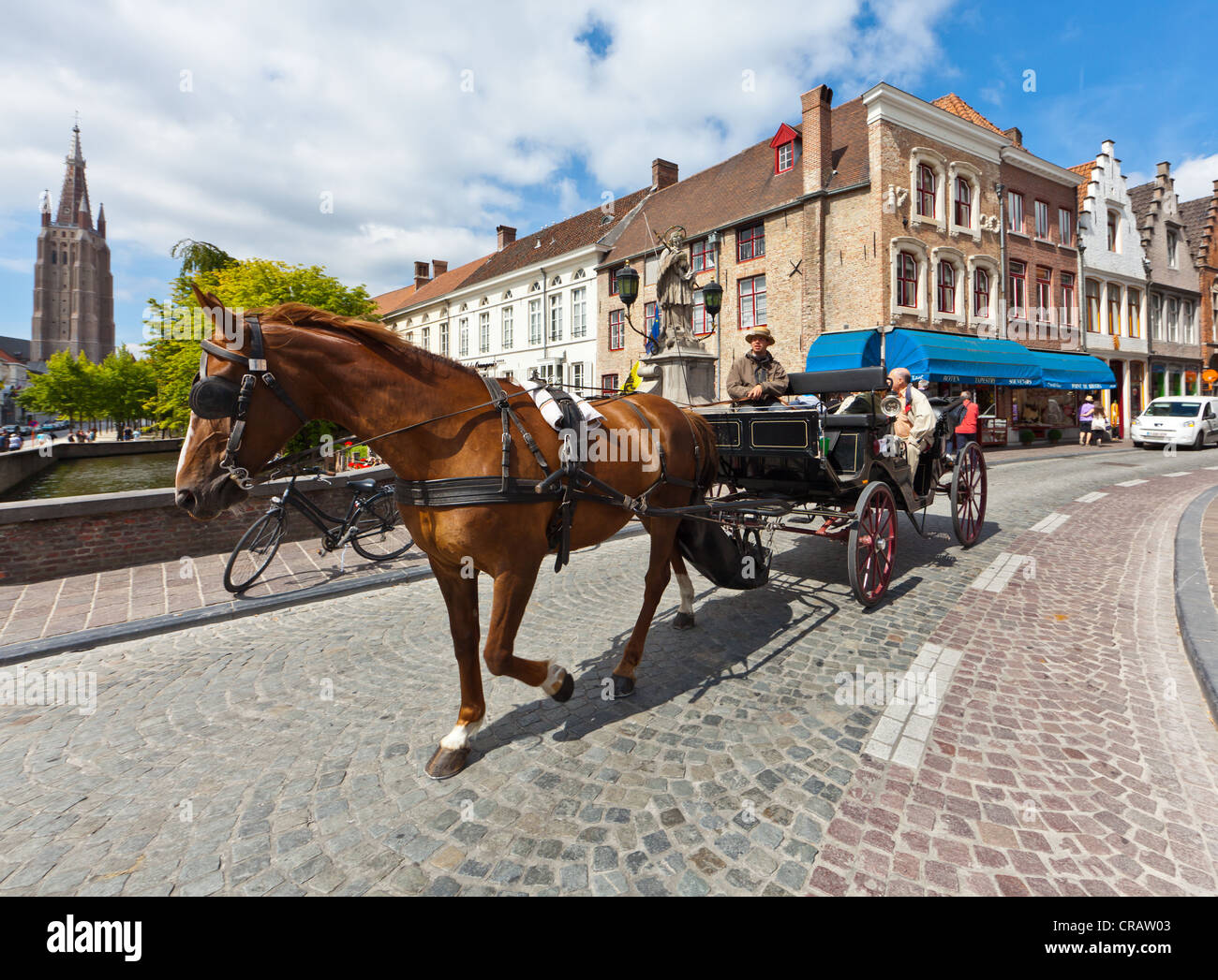 Promenades en calèche au centre historique avec des maisons de guilde sur Rozenhoedkaai, quai du Rosaire Banque D'Images