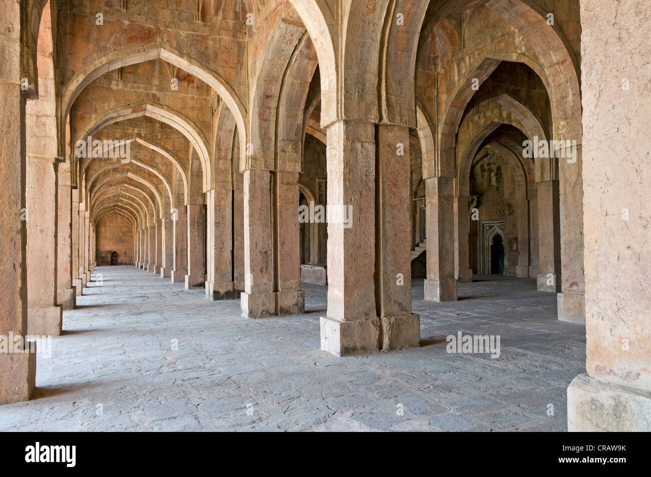 Arcades de la salle de prière d'une mosquée Jama Masjid, Mandu, Madhya Pradesh, Inde du Nord, Inde, Asie Banque D'Images