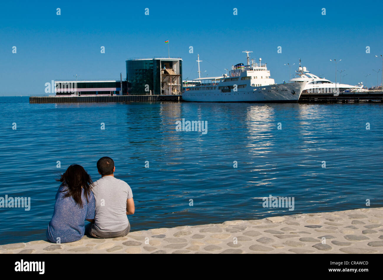 Couple sur la promenade de Bakou, Azerbaïdjan, Moyen-Orient Banque D'Images