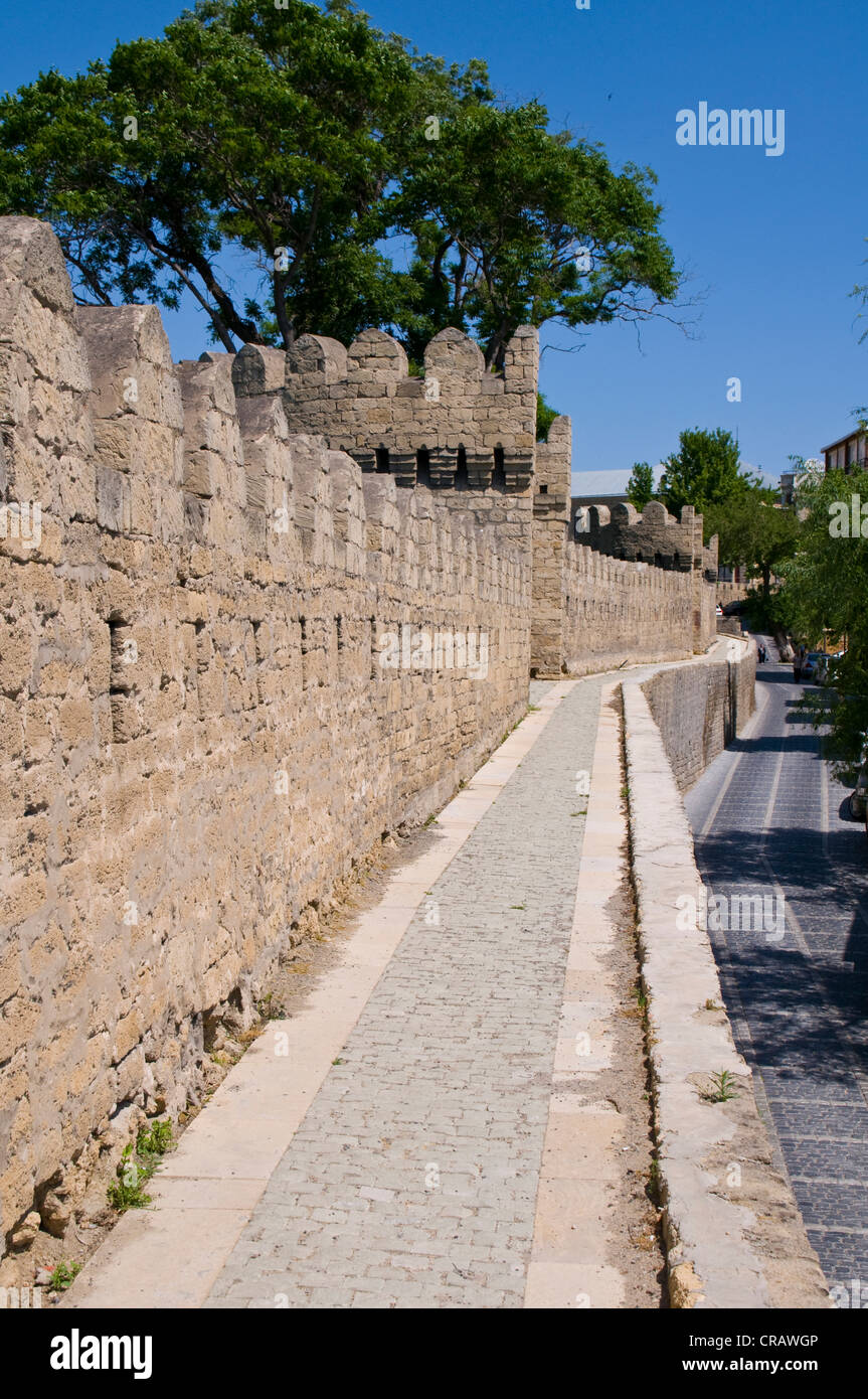 Mur de ville de la vieille ville, site du patrimoine mondial de l'UNESCO, Bakou, Azerbaïdjan, Caucase, Moyen-Orient Banque D'Images