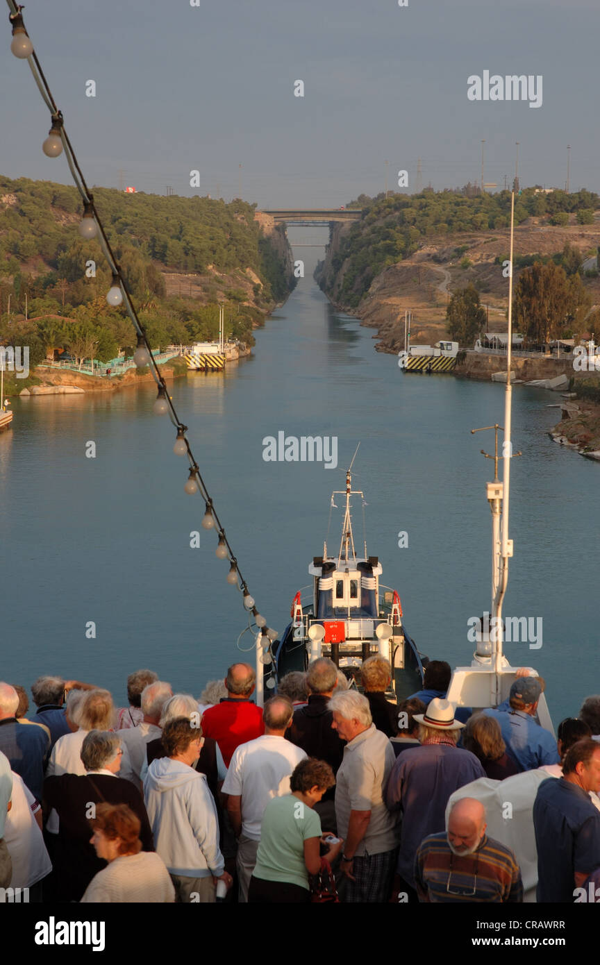 Bateau de croisière esprit d'aventure est doucement tiré par un remorqueur bateau à travers le Canal de Corinthe en Grèce Banque D'Images