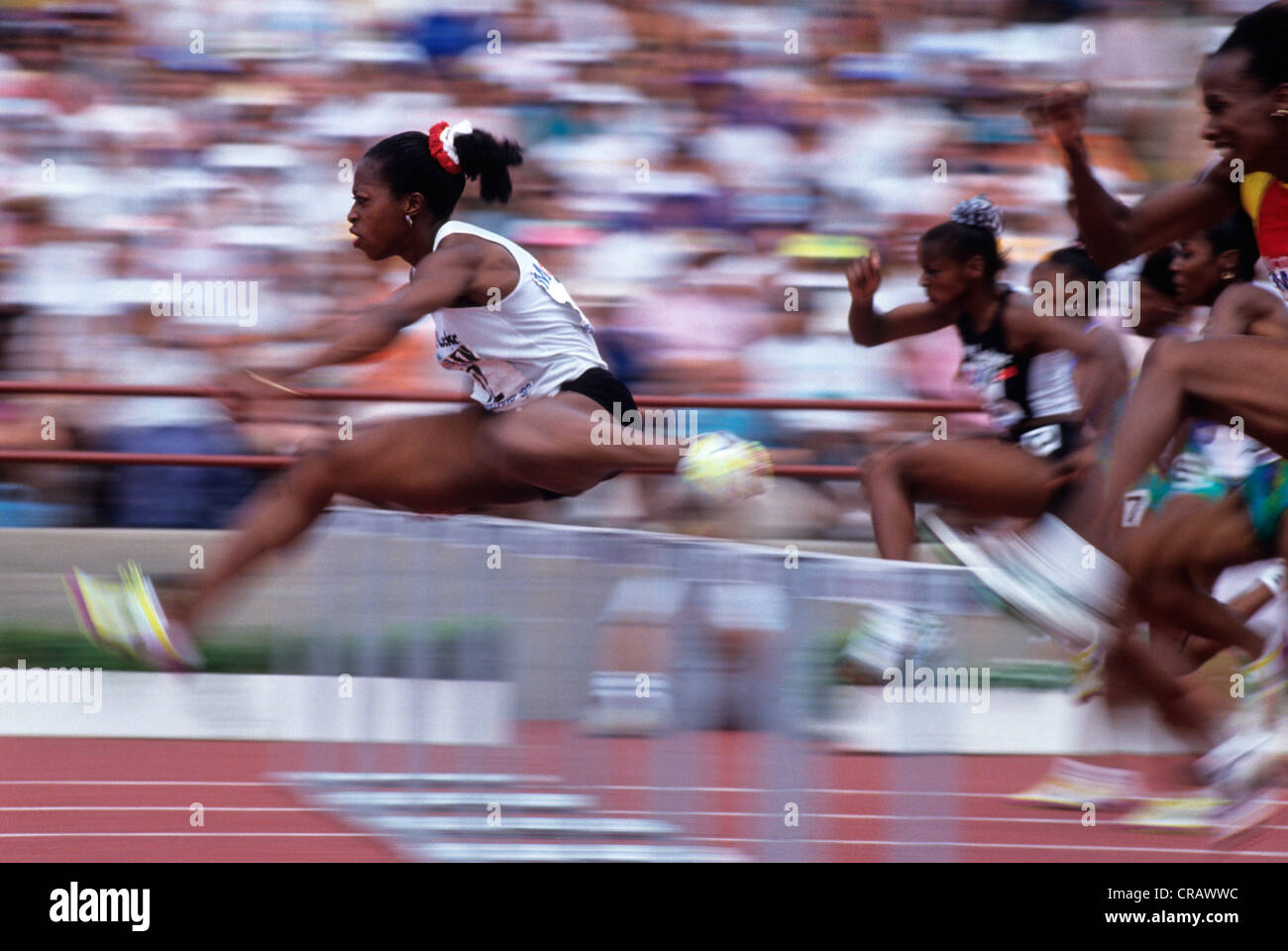 Gail Devers la concurrence sur le 100 m haies lors de la piste olympique américaine de 1992 et les essais sur le terrain. Banque D'Images