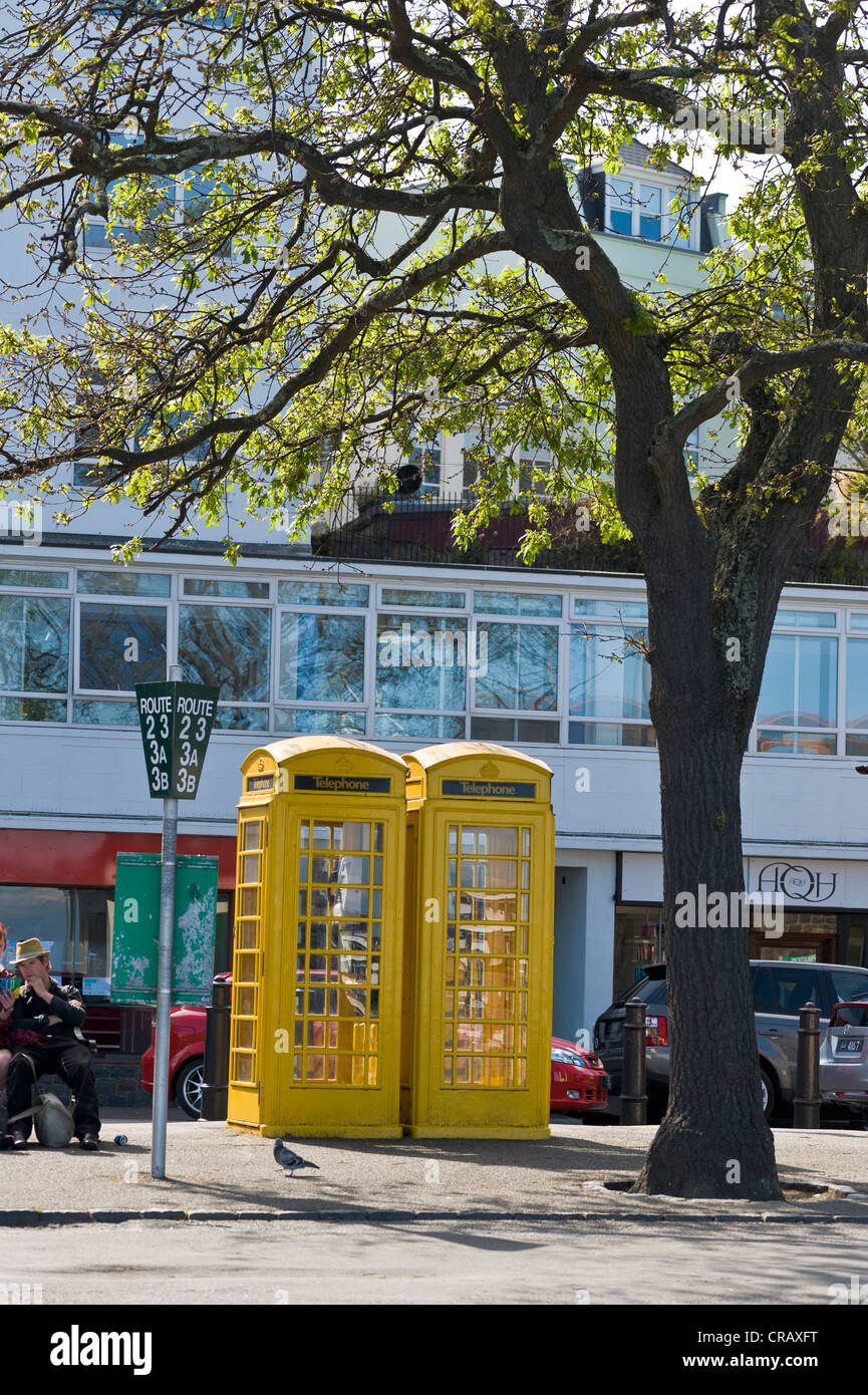 Royaume-uni Guernsey Channel Islands Saint Peter Port bus et cabines téléphoniques jaune Banque D'Images