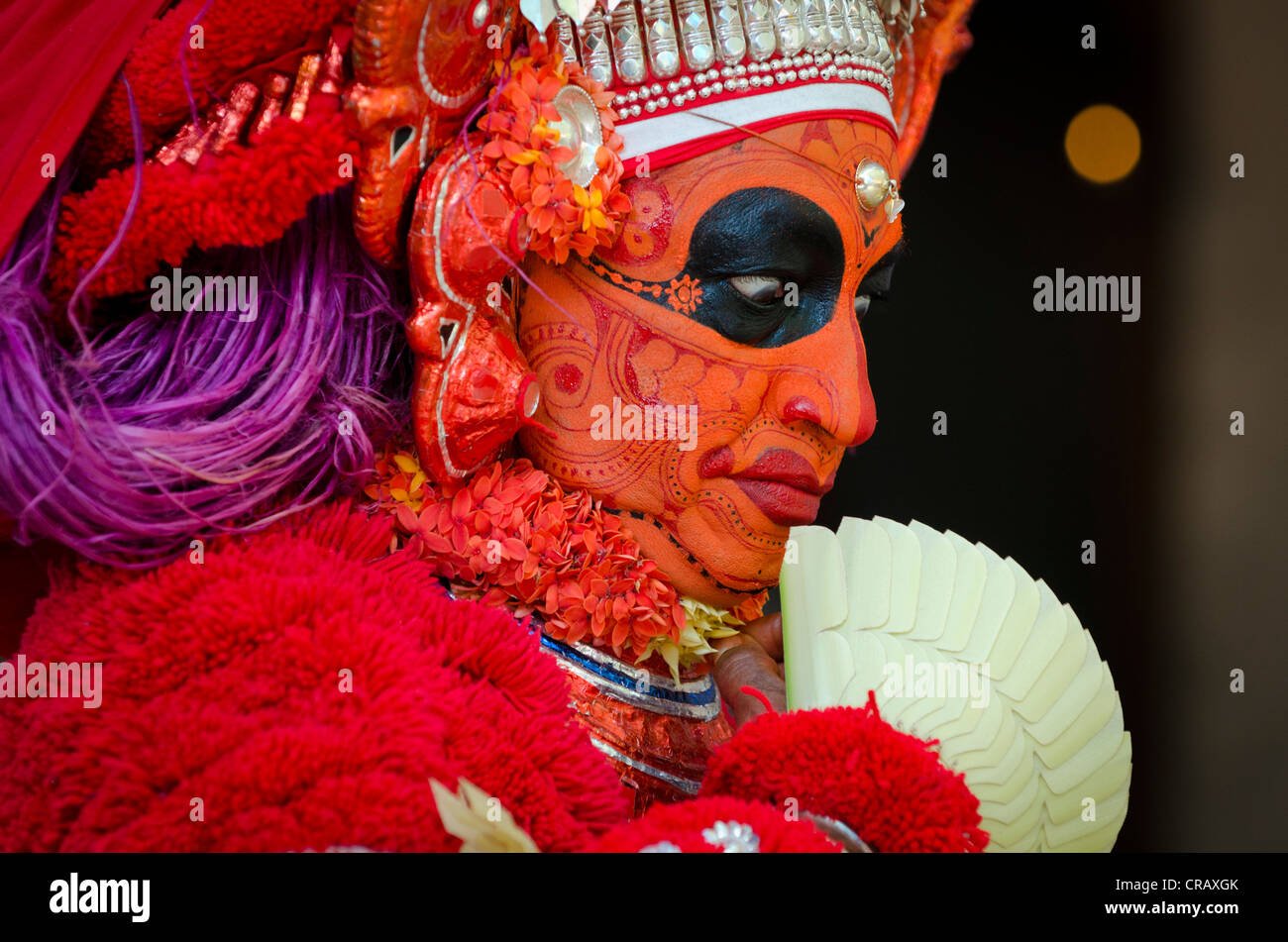 L'interprète de porter le maquillage coloré, cérémonie Theyyam, près de Kasargod, Kerala, Inde du Sud, Inde, Asie Banque D'Images