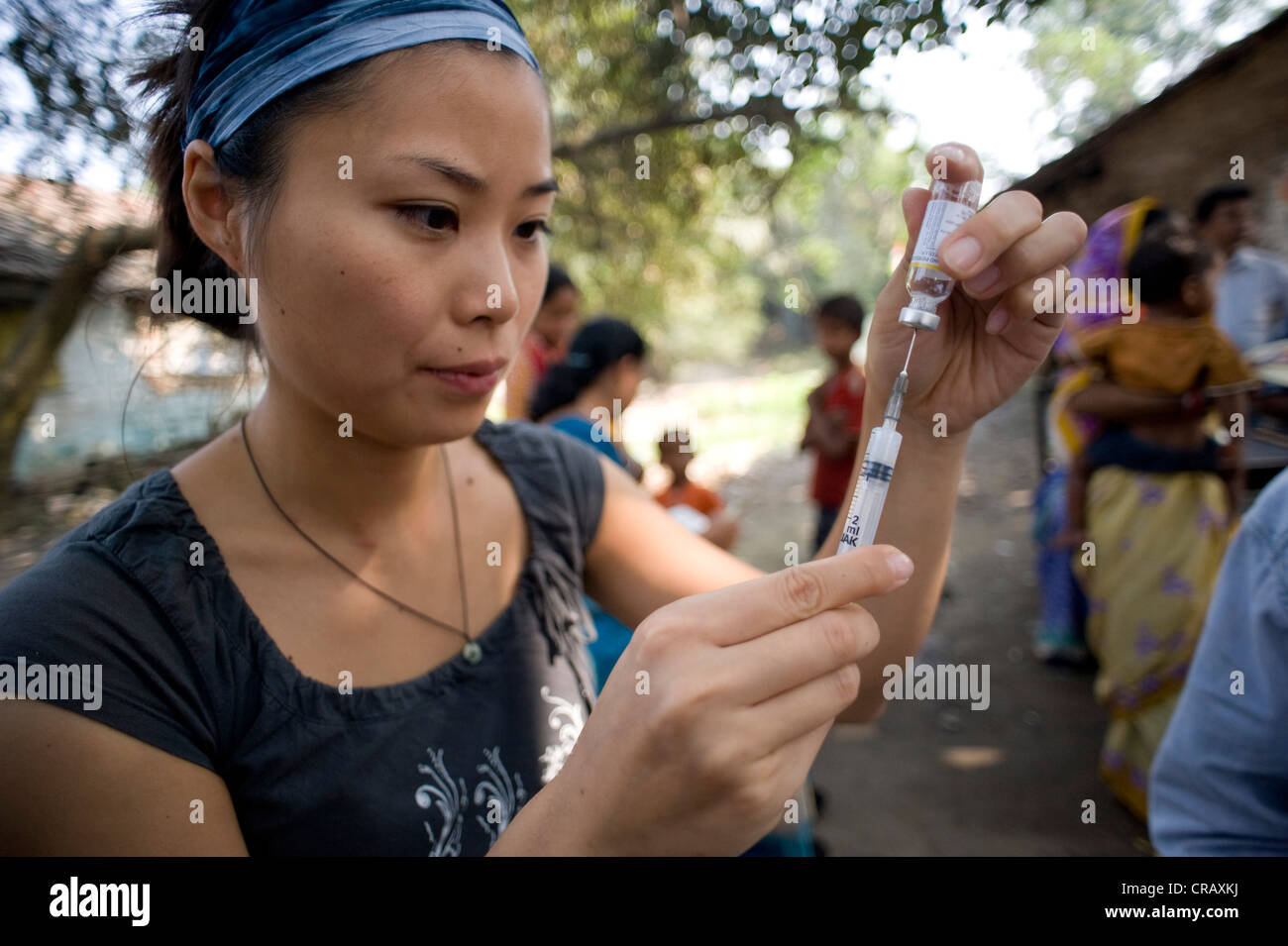 Employé de la médecins allemands pour les pays en développement dans la préparation d'une seringue à une campagne de vaccination, à Calcutta, , Inde Banque D'Images