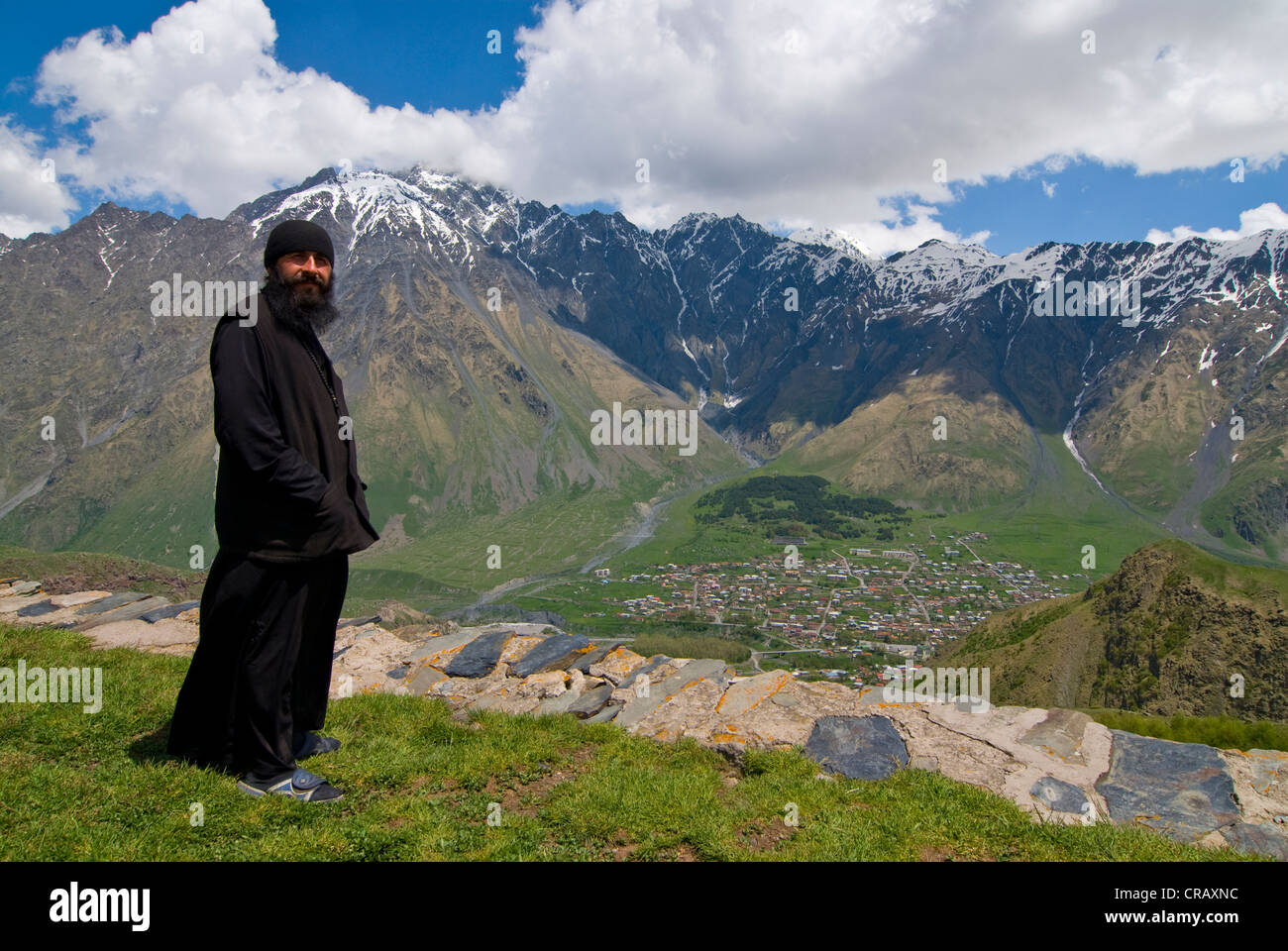 Homme avec barbe en face de paysage de montagnes autour de Kazbegi, Géorgie, au Moyen-Orient Banque D'Images