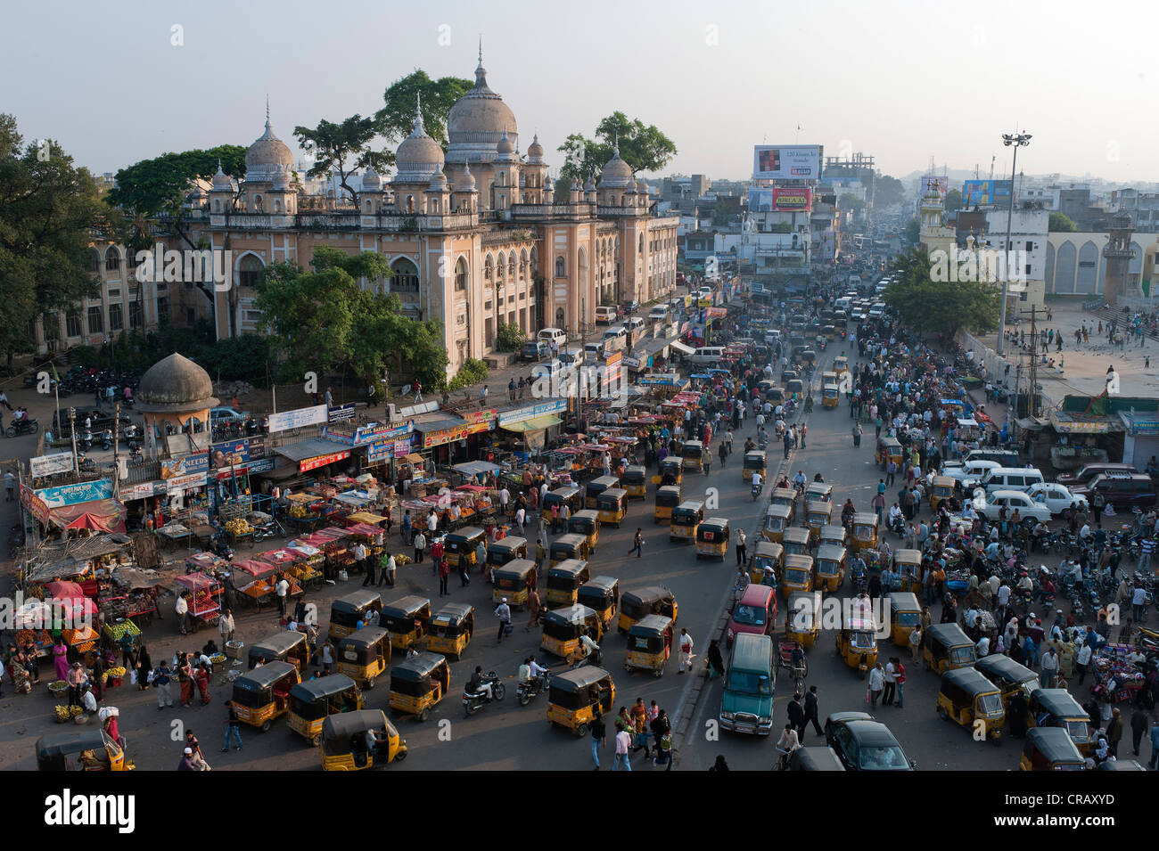 Vue depuis le Charminar sur une route très fréquentée, Hyderabad, Andhra Pradesh, Inde, Asie Banque D'Images Vue depuis le Charminar sur une route très fréquentée, Hyderabad, Andhra Pradesh, Inde, Asie Banque D'Images