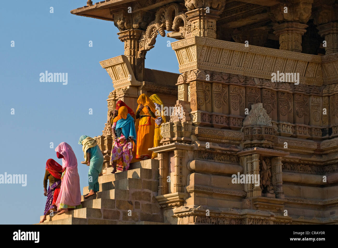 Femmes en saris laissant Kandariya Mahadev Temple, Khajuraho Group of Monuments, UNESCO World Heritage Site, Madhya Pradesh Banque D'Images