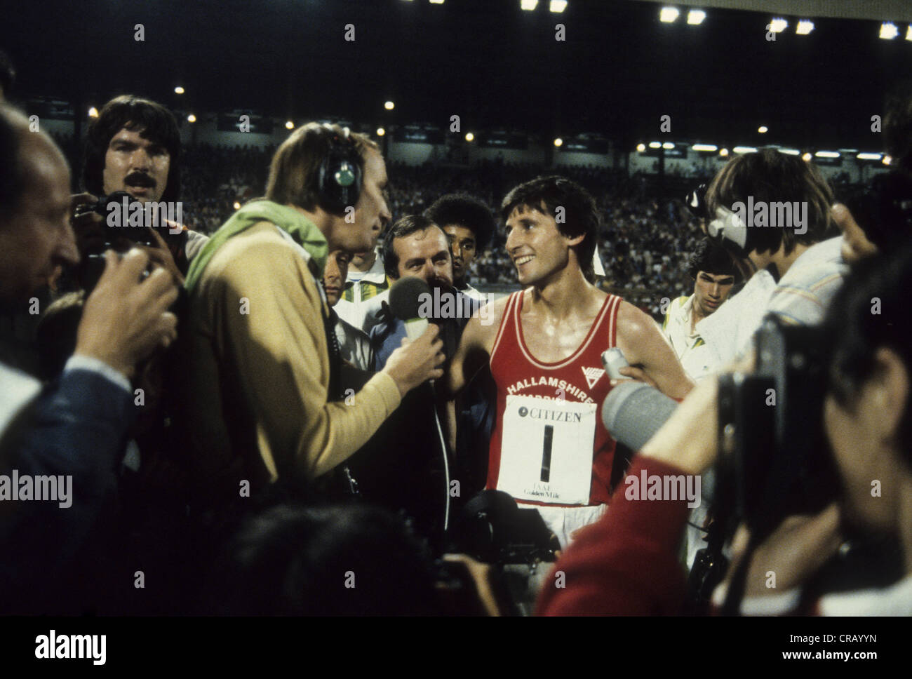 Seb Coe après avoir brisé le record du monde du mile en 3:47,33 dans le Golden Mile, 1981 Bruxelles Banque D'Images