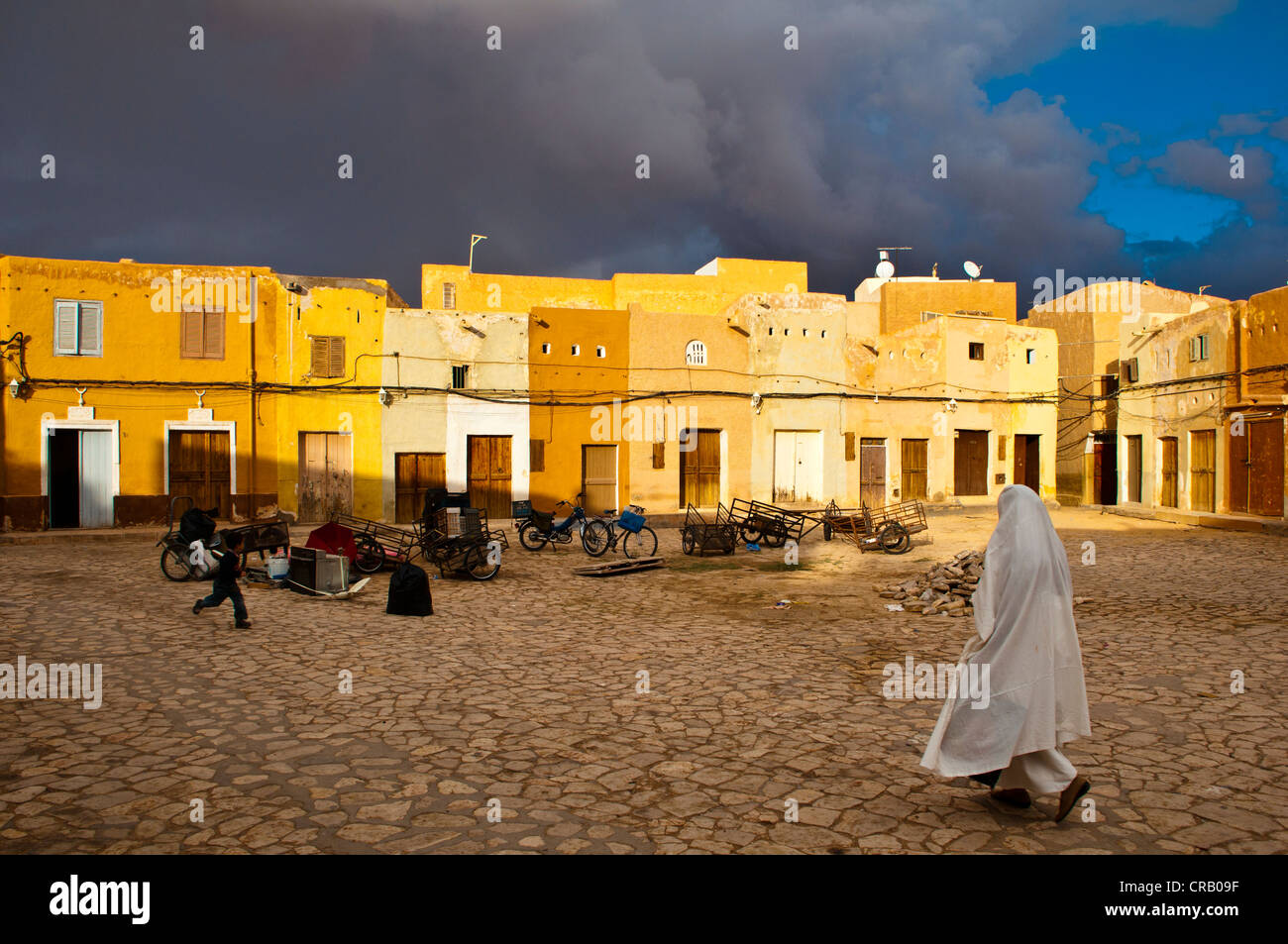 Place du marché médiéval dans le petit village de Beni Isguen dans le site du patrimoine mondial de l'Algérie, M'zab, Afrique Banque D'Images