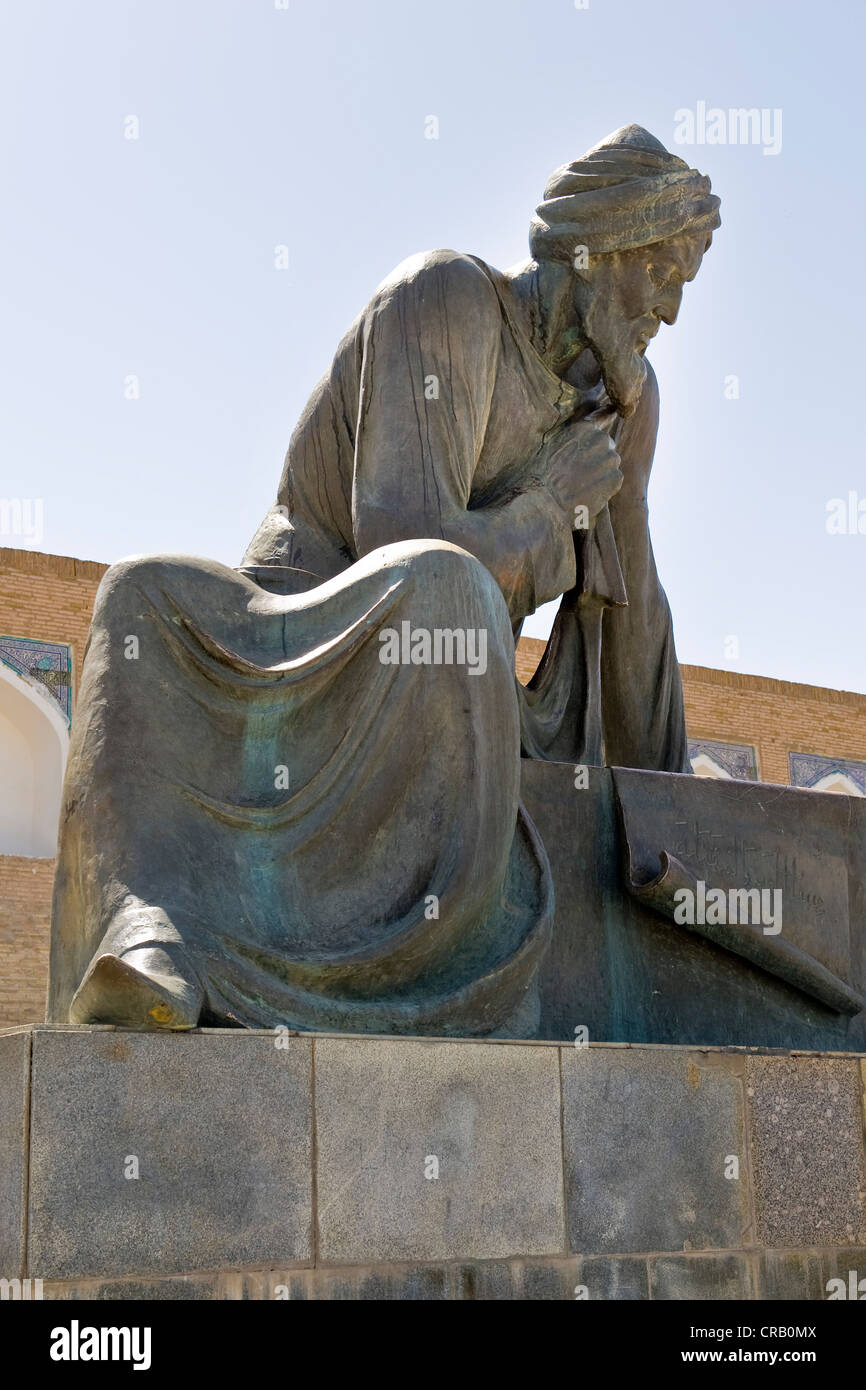 L'Ouzbékistan, Khiva, Ichon Qala, statue de Roon Strasse en face de la Médersa Mohammed Amin Khan Banque D'Images