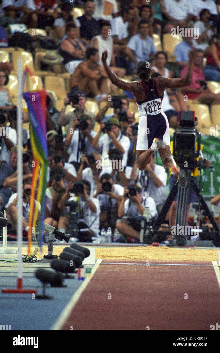 Marion Jones (USA) fait concurrence au saut dans la vue d'un grand groupe de photographes de l'Organisation mondiale de 1999 TF champs Banque D'Images