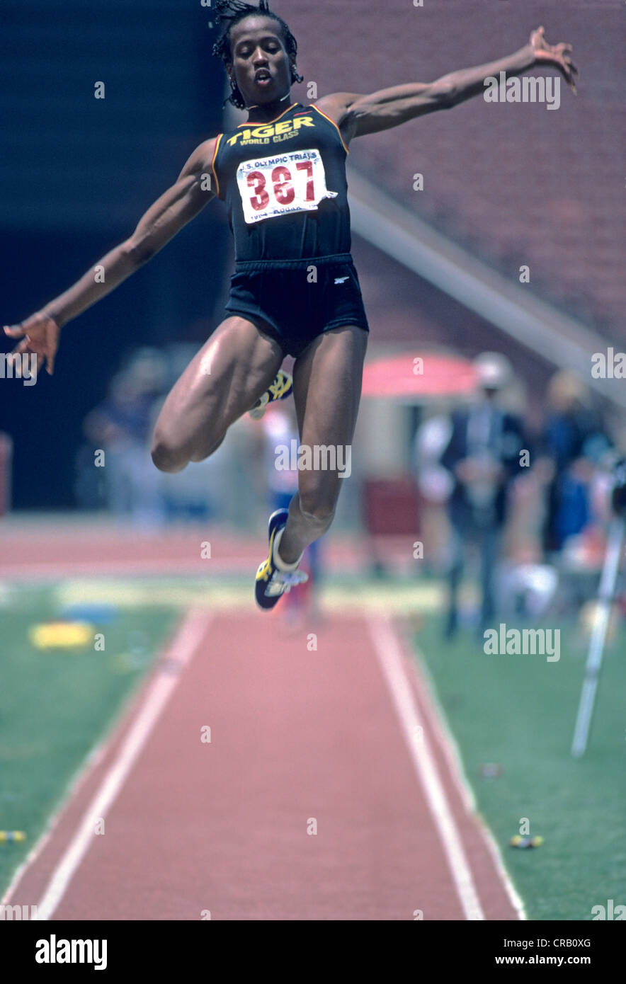 Jackie Joyner Kersee (USA) qui se font concurrence sur le saut en longueur au cours de la piste de l'équipe olympique 1984 et les essais au champ, Los Angeles, CA. Banque D'Images