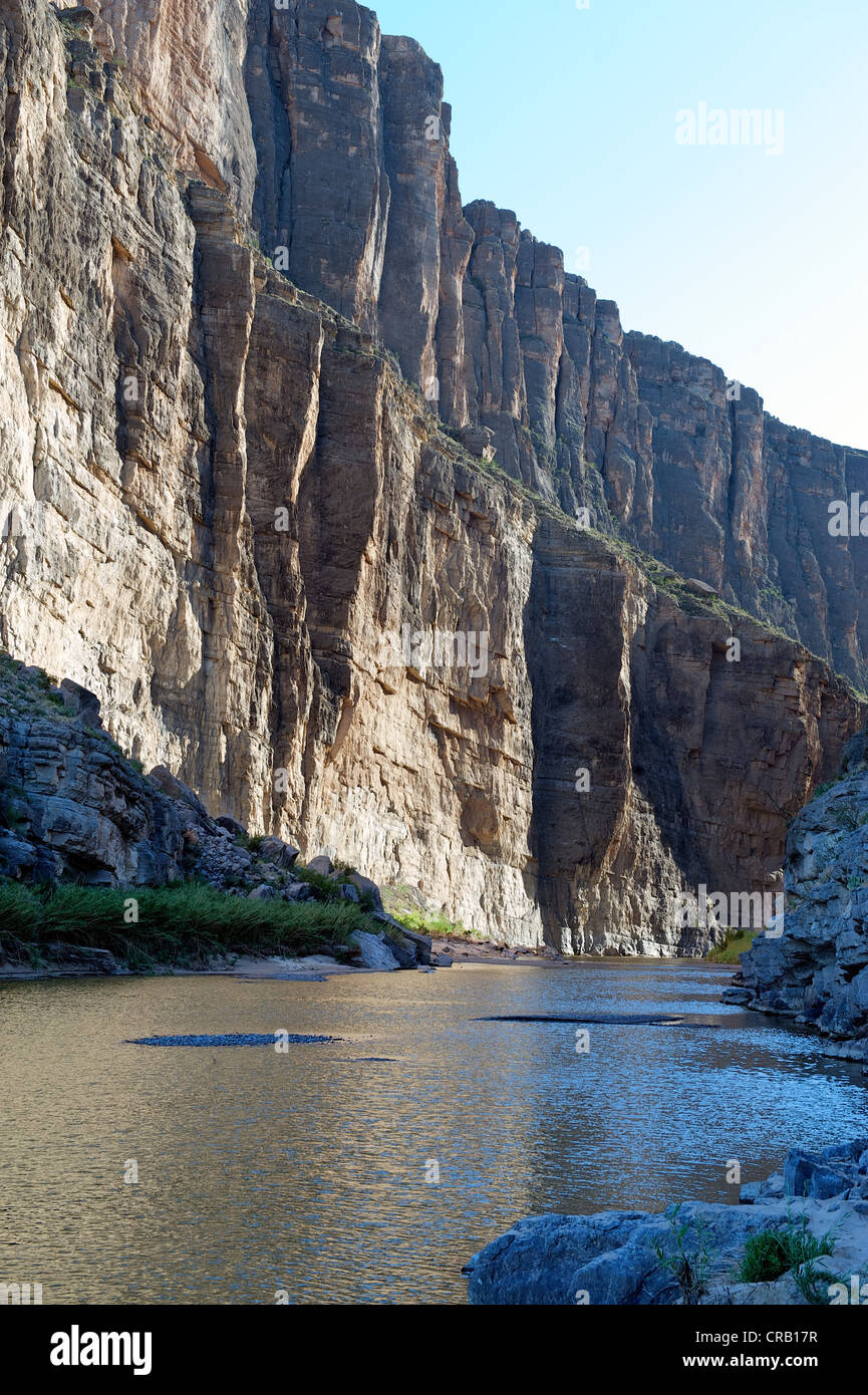 Santa Elena Canyon sur le Rio Grande, le Mexique et les États-Unis, le Parc National de Big Bend, TX, US Banque D'Images