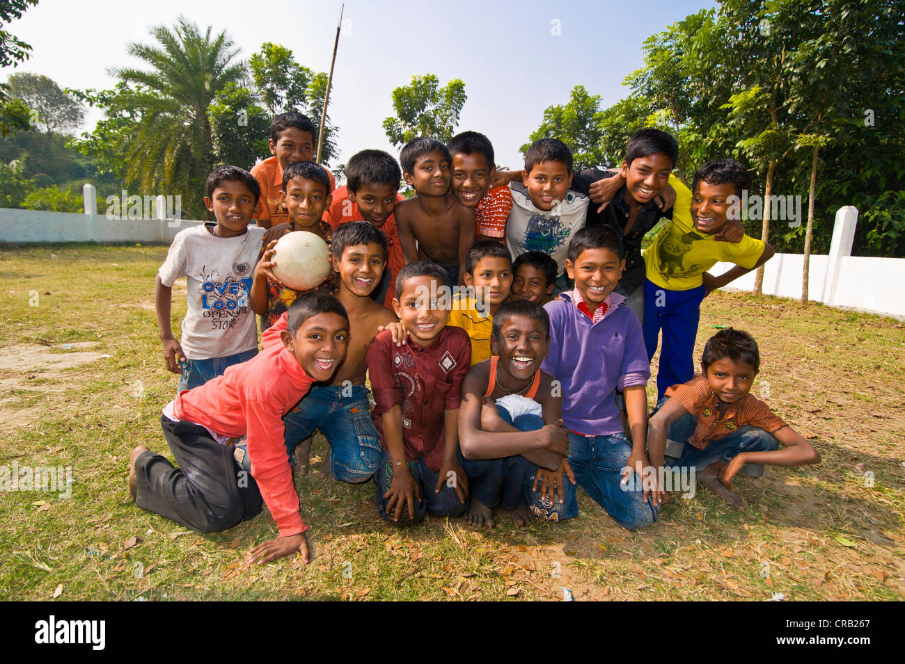 Friendly garçons après jouer au football, Soneragam, au Bangladesh, en Asie Banque D'Images
