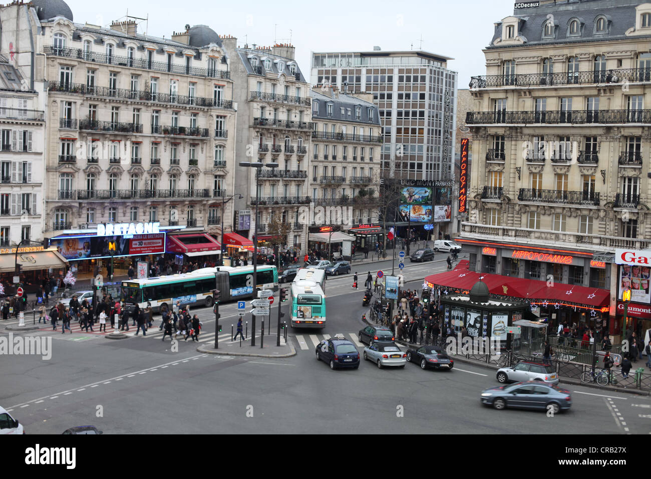 C'est une photo de la place Montparnasse à Paris à la fin de la rue de Rennes. Bâtiment de style typique de Paris. Rue animée. Banque D'Images